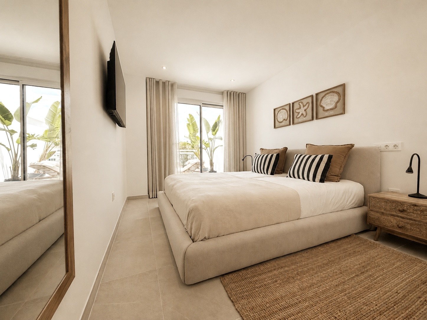 Ruime master slaapkamer met groot bed, Smart-tv en terrastoegang