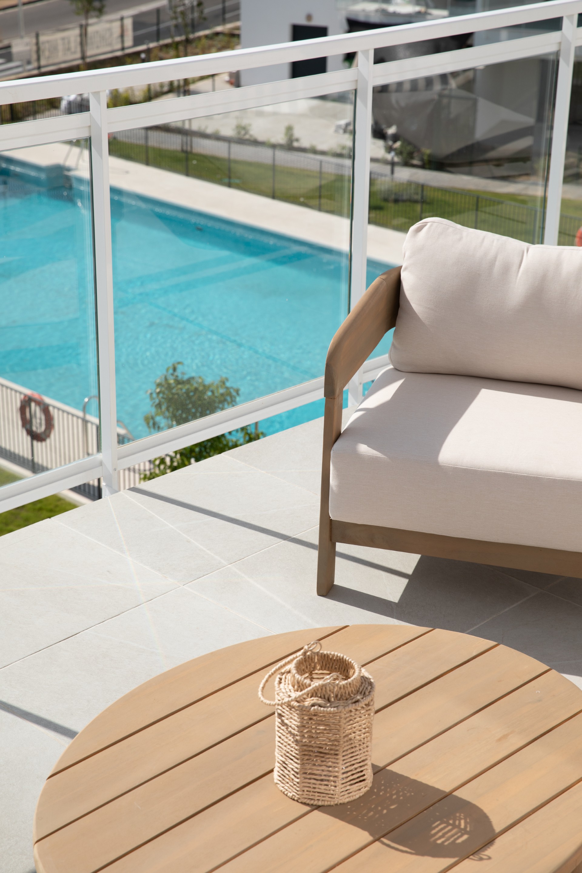 Terras met loungebank en uitzicht op het zwembad