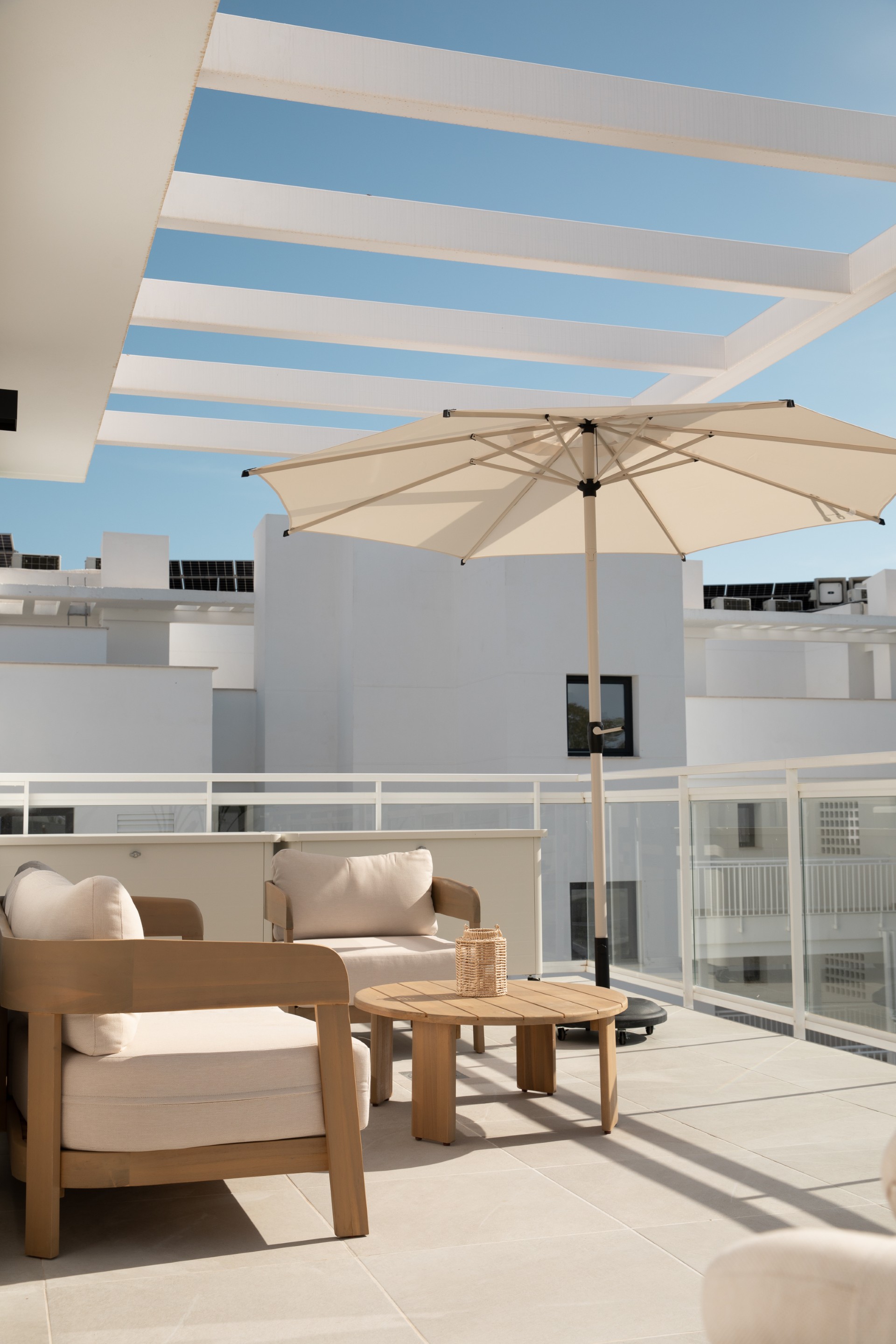 Terras met pergola en parasol